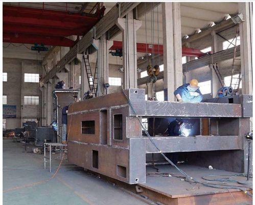 Schweißdienst für die Herstellung von Metallplatten mit Bauteilen aus Stahl