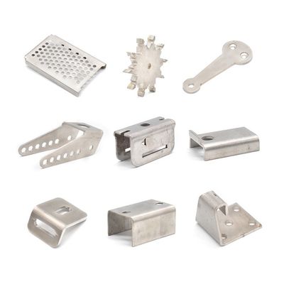 Druckmetallfittings, die an Möbelschränken für die Schwarzoxidbeschichtung befestigt sind