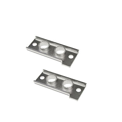 Kleine metallische Befestigungsstücke aus Edelstahl für die Befestigung von weißen Halterungen